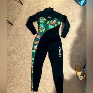 NWT Hevto Women’s wetsuit, size US women’s  4/6